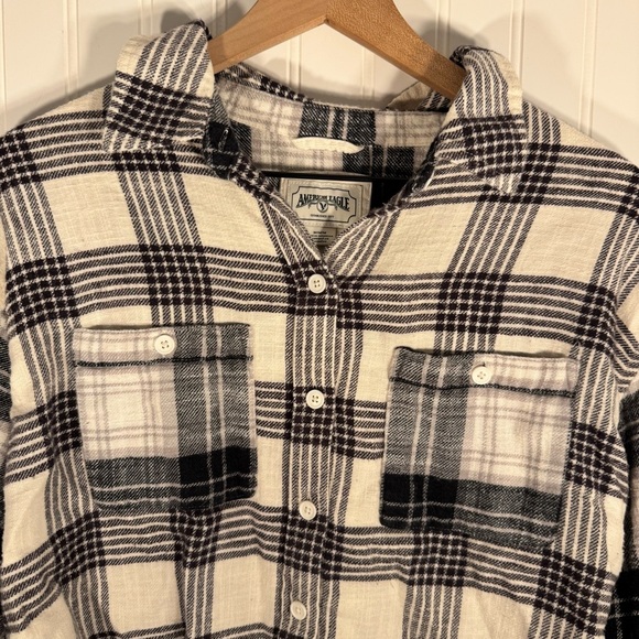 American Eagle Women’s Black & White Plaid Flannel Cropped Button Down Size M - Picture 2 of 10